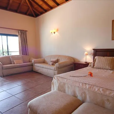 Villa Miramar Teguise - A Fantastic 4 Bedroom - Front Line - Amazing Sea Views *